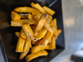 1. Belgické hranolky + omáčka 