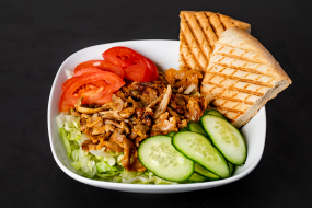 1. Kurací kebab šalát (1,3,7,10,11)