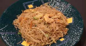 42 Spaghetti di riso con pollo e verdure