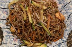 49 Yakisoba (con gamberi e verdure)