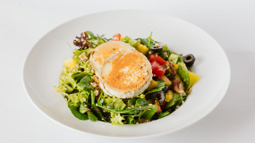 49. Salát s grilovaným Halloumi sýrem