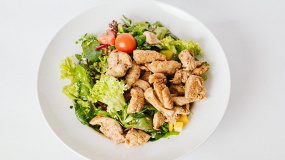 52. Salát s grilovanými kuřecími nudličkami (160g)