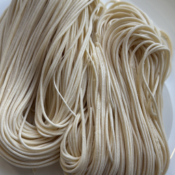 Handgezogene Nudeln in Sauce 