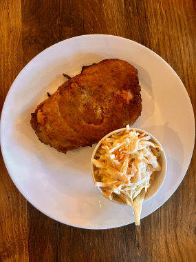 Vepřové maso v bramboráku , coleslaw