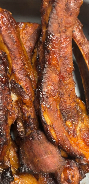 Pečená vepřová boková žebra , křen , hořčice , kozí rohy