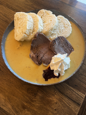 Hovězí svíčková na smetaně houskový knedlík