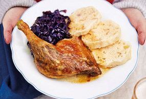 Kachna červené zelí karlovarský knedlík