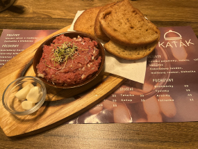 Tatarský biftek , topinky