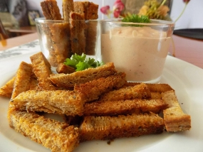 Chlebové hranolky, nivová omáčka