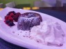 Lava cake s horúcim ovocím a so šlakačkou