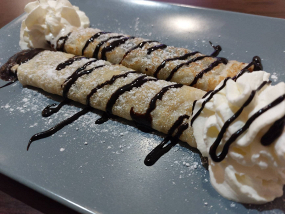 2 ks čokoládové palacinky so šľahačkou a topinkom 