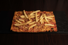 Pizza con Würstel e Patatine (mezza teglia)