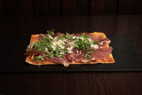 Pizza con Crudo, Rucola e Grana (mezza teglia)