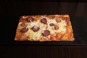 Pizza con Salsiccia Secca e Pecorino (mezza teglia)