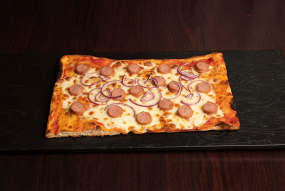 Pizza con Würstel e Cipolla (mezza teglia)