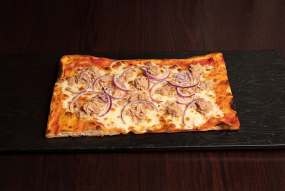 Pizza con Tonno e Cipolla (mezza teglia)