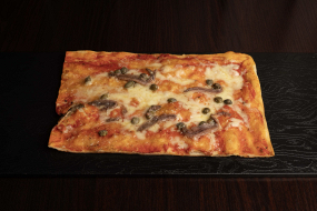 Pizza con Capperi e Acciughe (mezza teglia)