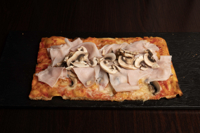 Pizza con Funghi e Prosciutto (mezza teglia)