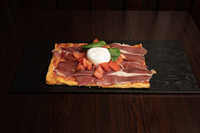 Pizza burrata, crudo e pomodorini (mezza teglia)