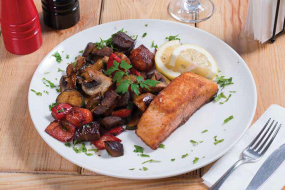 Somn Steak Cu Legume La Grill