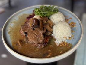 1. Hovädzie plátky na hubách, dusená ryža, cviklový šalát s medom (9) 150 g