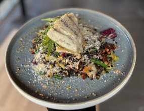 3. Grilovaná ryba, studený šalát z červenej a čiernej šošovice, fazuľové struky, sušené paradajky (4,9) 150 g