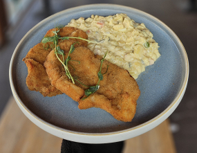 4. ŠPECIÁL: Vyprážaný bravčový rezeň, majonézový šalát (1,3,7) 200 g