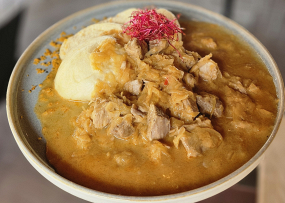 4. ŠPECIÁL: 150g/ Segedínsky guláš, domáca parená knedľa (1, 3, 7)