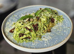 2. 300g/ Domáce tagliatelle s naším vyrobeným pestom z medvedieho cesnaku, parmezán /kapary, olivy, sušené rajčiny/ (1, 3, 7, 8)