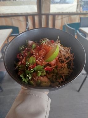 3. 300g/ Poké bowl, losos, jazmín. ryža, mrkva, reďkovka, mungo klíčky, edamame, avokádo, koriander, chili, limetka (3, 4, 6)