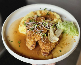 1. 150g/ Obrátené bravčové rezne, zemiaková kaša, uhorkový šalát (1,3,7)