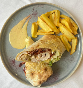 2. 350g/Caesar wrap /slaninka, kuracie mäso alebo halloumi syr, vajíčko, parmezán/ hranolky(1, 3, 7, 10)