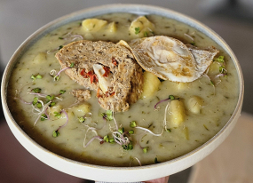 3. 150g/ Zemiakovo-cuketový prívarok, domáca sekaná, vajce, chlieb (1,3,7,9)