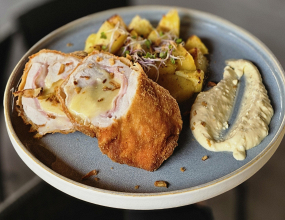 4. ŠPECIÁL: 150g Vyprážaný kurací Cordon bleu, opekané zemiaky, tatárska omáčka (1,3,7)