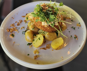 2. 200g Vyprážaný encián v panko stúhanke plnený šunkou, maslové parisienky s vňaťkou, ázijská majonéza /1/