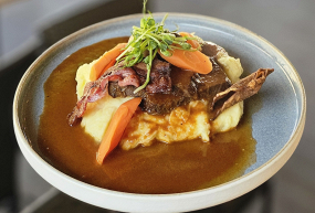 3. 150g Bravčové líčka na koreňovej zelenine, zemiaková kaša /7,9/