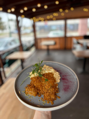 1. 150g Vykostené kuracie stehno v cornflakes, vajíčkovo zemiakový šalát s majonézou /1,3,7/