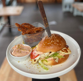 4. ŠPECIÁL: 350g Domáci hovädzí burger s hranolkami (slanina, chedar, cibuľ. marmeláda, burger sauce, šalát) /1,3,6/