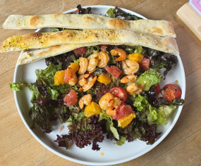 2. 300g/ Burito s kuracím mäsom /tortilla/, fazuľa, kukurica, opekaná ryža, zelenina, dressing /1,3,7/