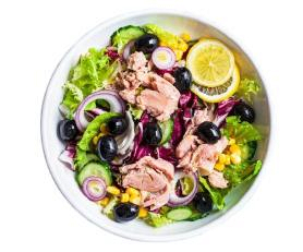 INSALATA MISTA CON TONNO E OLIVE NERE