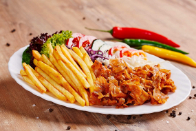 Velký döner kebab na talíři s hranolky, pouze maso 