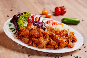 Velký döner kebab na talíři