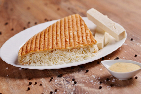 Turecký sýrový sendvič