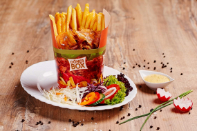 Döner kebab s hranolky v boxíku