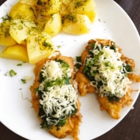 Polędwiczki drobiowe zapiekane że szpinakiem i serem żółtym