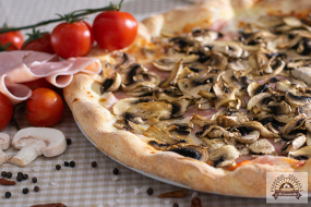 Pizza Prosciutto e Funghi 