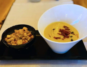 Vellutata di patate e porri con prosciutto croccante e crostini al burro