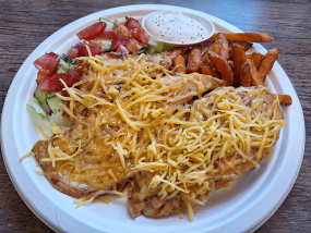 Cheddar sajtos grillezett csirkemell tál