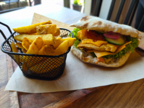 BURGER Z GRILLOWANYM KURCZAKIEM 