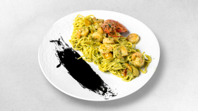 Spaghetti con pesto pistacchio e gamberi 